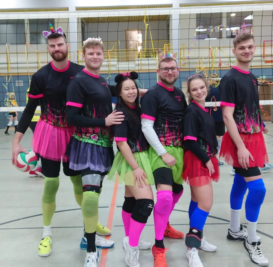 Ball-Bändiger beim Jecken ans Netz Volleyball-Turnier